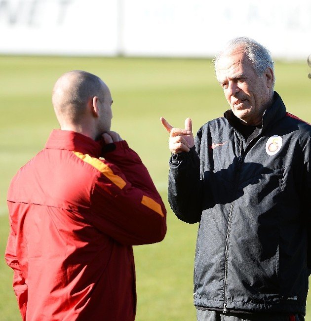 Galatasaray’da Sneıjder Günü Tedaviyle Geçirdi