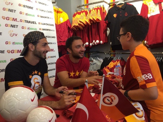 Rodrıguez İmza Dağıttı