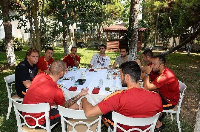 Sneıjder’den Takım Arkadaşlarına Barbekü Partisi
