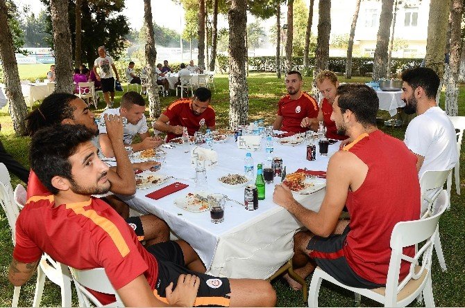 Sneıjder’den Takım Arkadaşlarına Barbekü Partisi