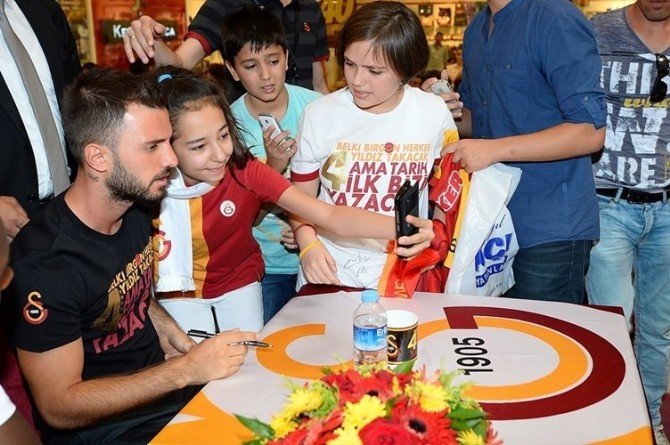 Emre Çolak Ve Lıonel Carole Taraftarlarla Buluştu