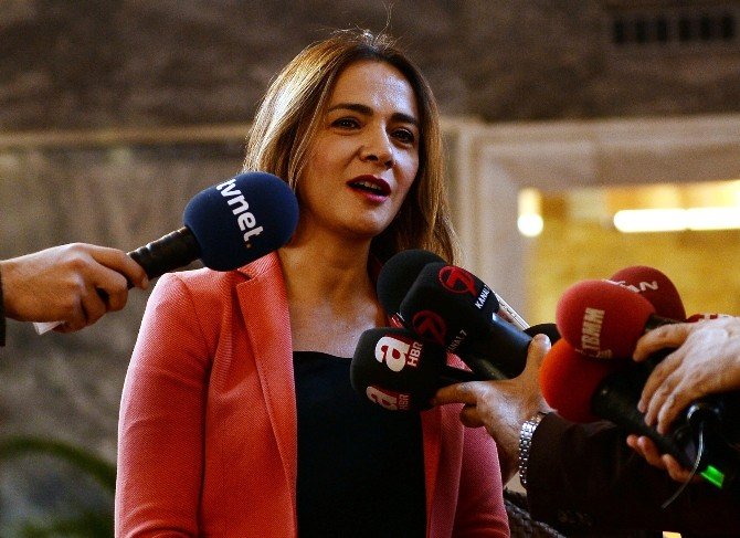 Gamze Akkuş İlgezdi: “Siyasetin Cilvesi”