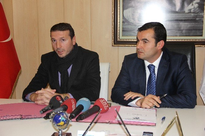 Büyükşehir Belediyespor Bayram Bektaş İle Sözleşme İmzaladı