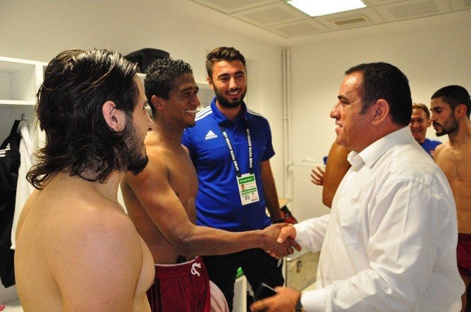 Gaziantepspor Başkanından Soyunma Odasında Futbolculara Tebrik
