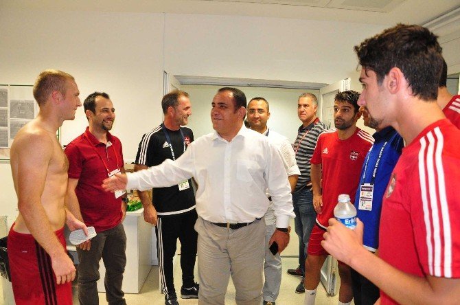 Gaziantepspor Başkanından Soyunma Odasında Futbolculara Tebrik