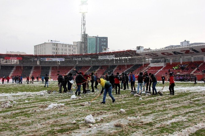Kamil Ocak Stadı’nda Taraftarlar Sahayı Temizledi