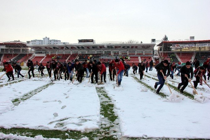 Kamil Ocak Stadı’nda Taraftarlar Sahayı Temizledi