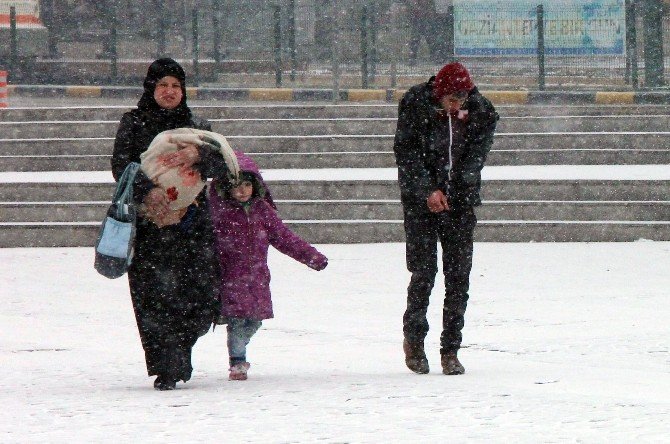Gaziantep’te Öğrenci, Hasta Ve Hamilelere Kar İzni