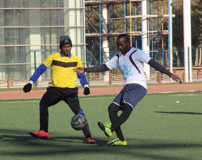 Afrika’dan Gelen Kardeşlik, Gaziantep’teki Dondurucu Havada Pekişti