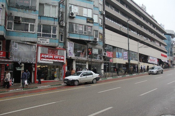 Gece Kulübü İle Lise Yan Yana
