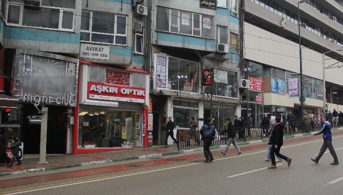 Gece Kulübü İle Lise Yan Yana