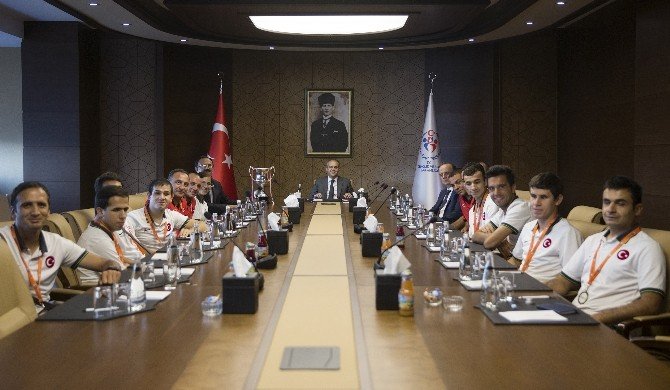 Bakan Çağatay Kılıç, Şampiyonlarla Bir Araya Geldi