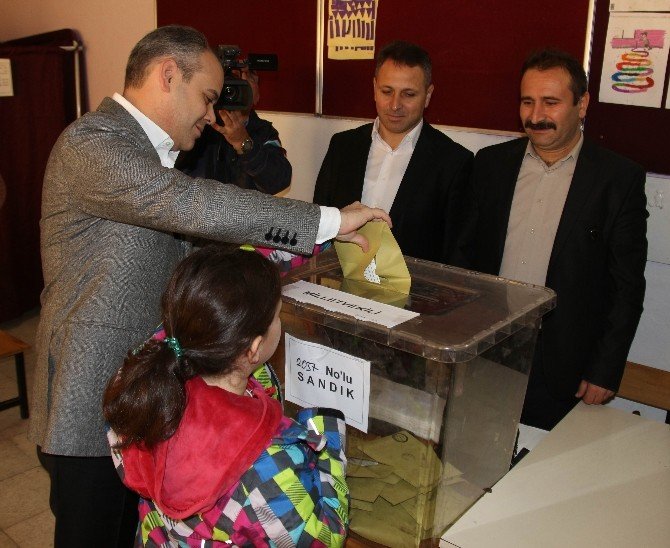 Bakan Kılıç, Oyunu 8 Yaşındaki Kızı İle Birlikte Kullandı