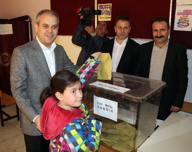 Bakan Kılıç, Oyunu 8 Yaşındaki Kızı İle Birlikte Kullandı