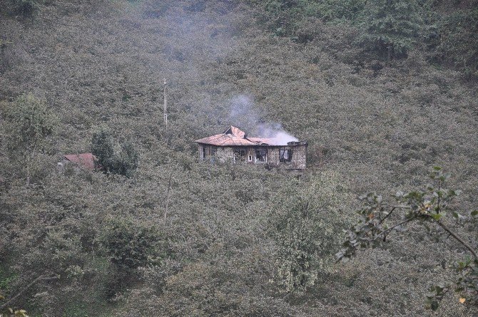Giresun’da Ahşap Ev Yanarak Kül Oldu