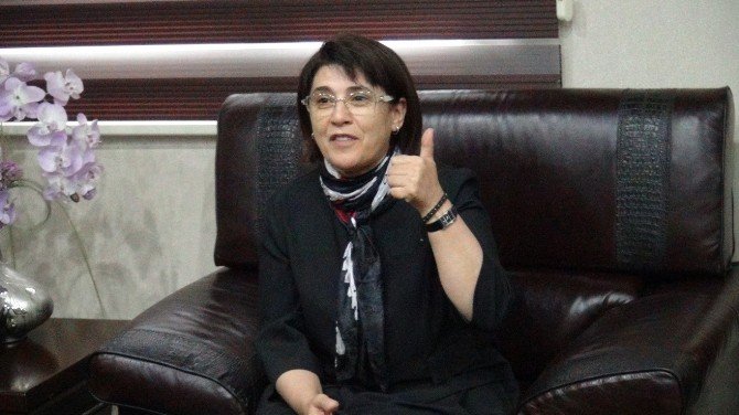 Hdp’li Leyla Zana Batman Belediyesi’ni Ziyaret Etti