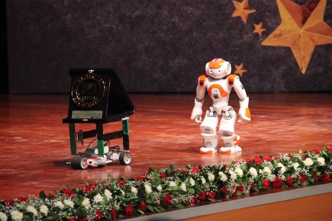 Ödülü Sahneye Robot Getirdi