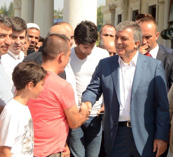 Abdullah Gül Cami Çıkışı Alkışlarla Uğurlandı