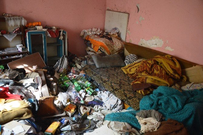 4 Kamyon Çöp Çıkan Evin Sahibi Belediye Ekiplerine Teşekkür Etti