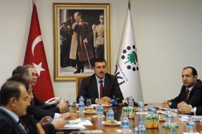Bakan Tüfenkci: “Sarp Sınır Kapısı’nı Yeniden İnşa Edeceğiz”