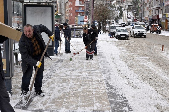 Gümüşhane’de Kar Vatandaşa Çile Olmadı