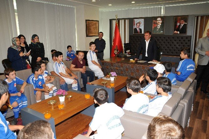 Gümüşhane Belediyesinin Yaz Futbol Okulu Sona Erdi