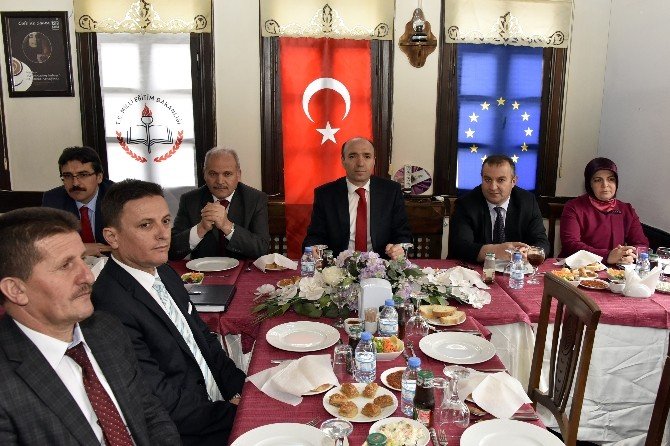 Gümüşhane’de ‘Kızlarımız Okullaşıyor, Üniversitelerle Ve İş Alanlarıyla Buluşuyor’ Projesi