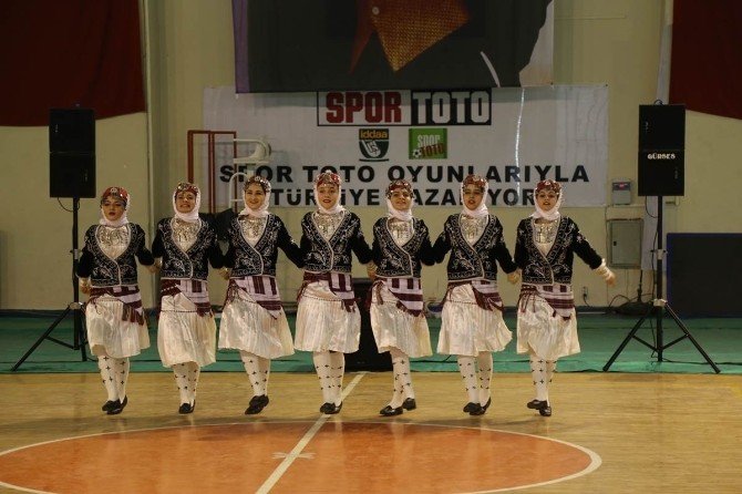 Gümüşhane’de Okullar Ve Kulüplerarası Halk Oyunları Yarışması Yapıldı