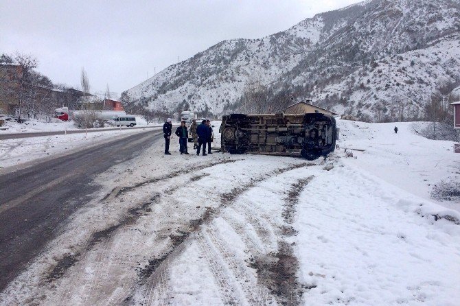 Gümüşhane’de Öğretmenleri Taşıyan Minibüs Yan Yattı: 11 Yaralı