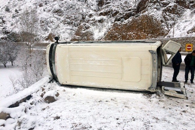 Gümüşhane’de Öğretmenleri Taşıyan Minibüs Yan Yattı: 11 Yaralı