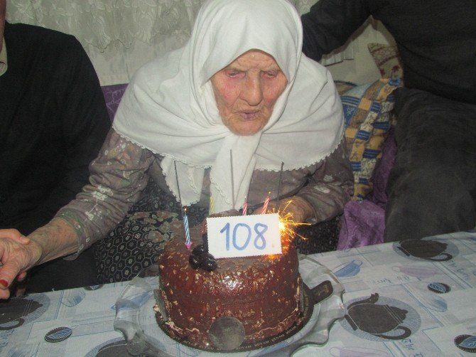 Doğumunun 108. Yılını Torununun Torunuyla Kutladı