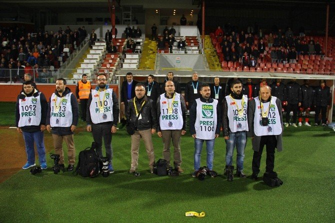 Gazeteciler, Ümit Özat’ı Protesto Etti