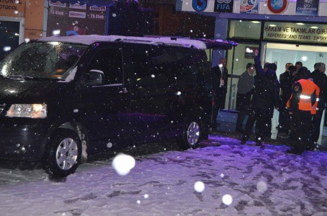 Bülent Yıldırım Ve Hakemler Avni Aker’den Ayrıldı