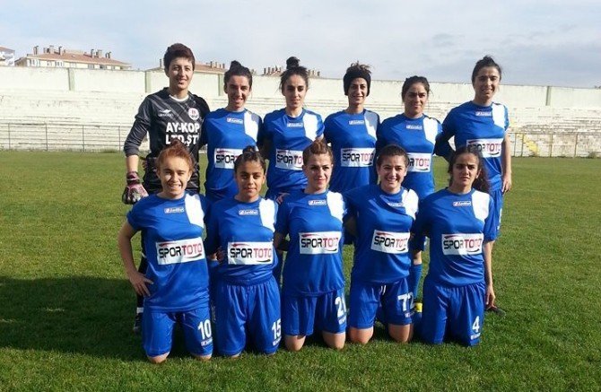 Hakkari Kadın Futbol Takımı Rakip Tanımıyor