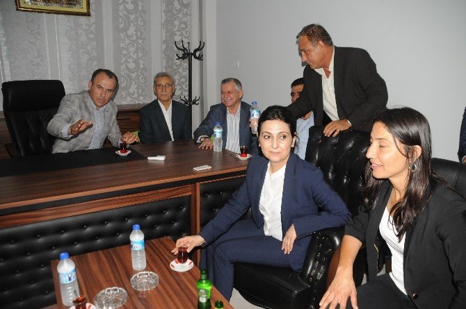 Hdp Eş Genel Başkanı Yüksekdağ, Cizre’de Esnaf Ziyaretinde Bulundu
