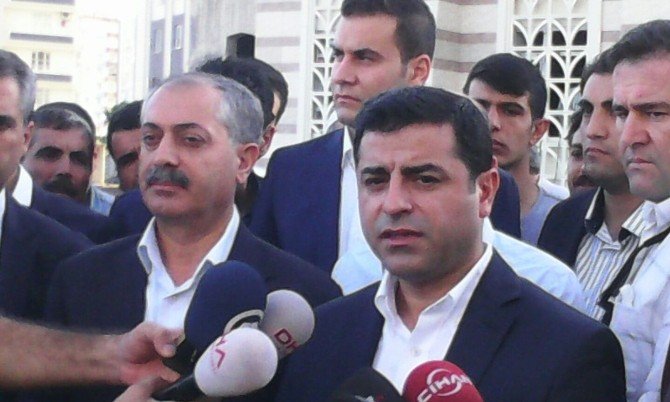 Hdp Eş Genel Başkanı Demirtaş Bayram Namazını Diyarbakır’da Kıldı