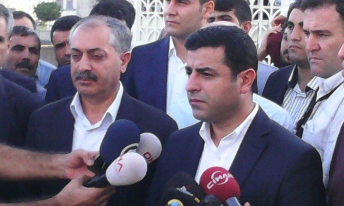 Hdp Eş Genel Başkanı Demirtaş Bayram Namazını Diyarbakır’da Kıldı