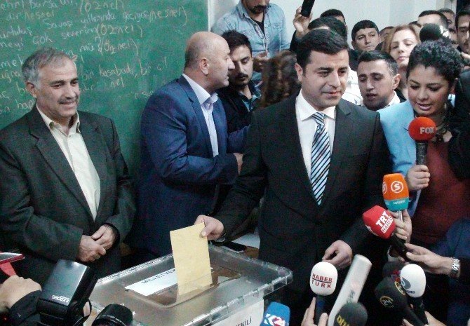 Demirtaş: "Sandıktan Barışa Dair Umut Çıkmasını Temenni Ediyorum"