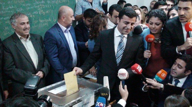 Demirtaş: "Sandıktan Barışa Dair Umut Çıkmasını Temenni Ediyorum"