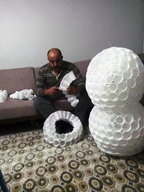 Pet Bardaklarından Kardan Adam Yaptı