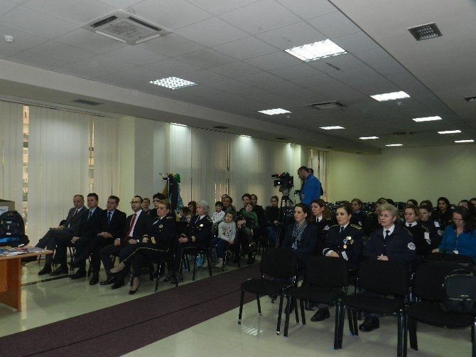Tika Kosovalı Polis Çocuklarını Sevindirdi