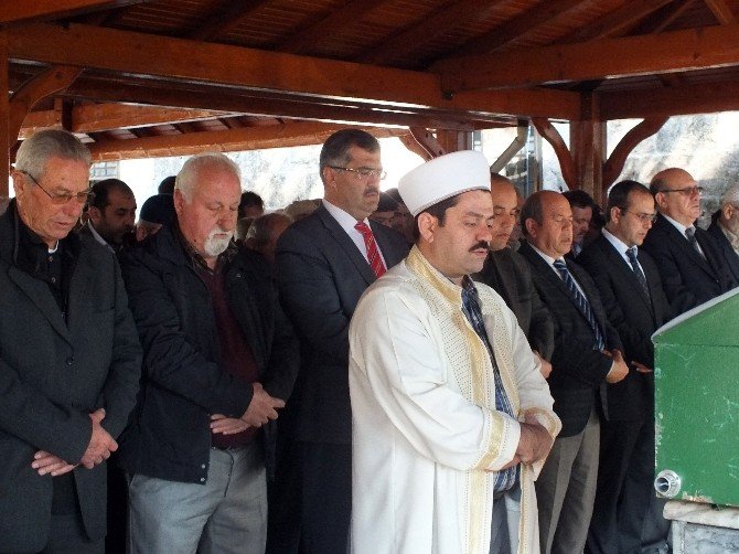 20 Bin Öğrenci Yetiştirdi, Cenazesine 50 Kişi Katıldı