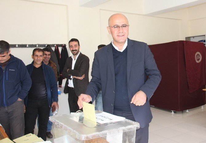 Başbakan Yardımcısı Yılmaz Oyunu Annesiyle Birlikte Kullandı