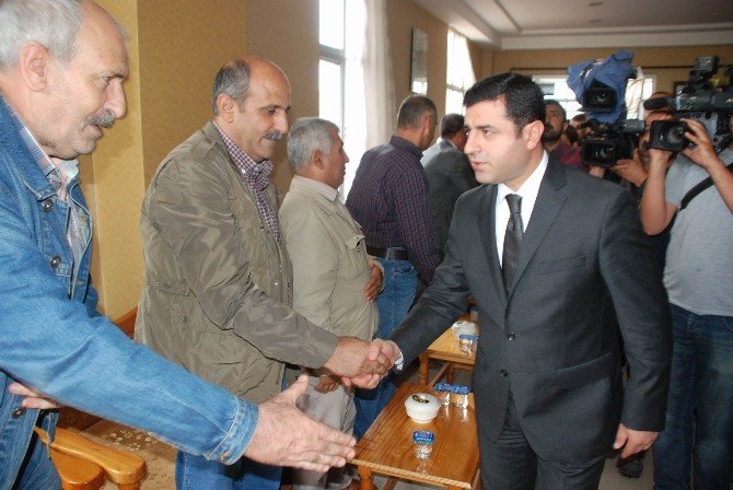Demirtaş, Diyarbakır’da Taziye Ziyaretlerine Katıldı