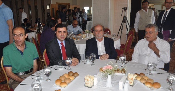 Demirtaş: "Pkk’nın Silahlı, Bombalı Şiddet Eylemlerini Durdurması Lazım"