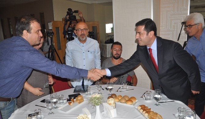 Demirtaş: "Pkk’nın Silahlı, Bombalı Şiddet Eylemlerini Durdurması Lazım"