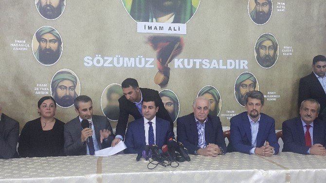 Demirtaş, Alevi Vatandaşlarla Bir Araya Geldi