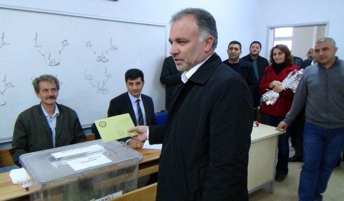 Hdp Kars Milletvekili Ve Parti Sözcüsü Ayhan Bilgen, Oyunu Kars’ta Kullandı