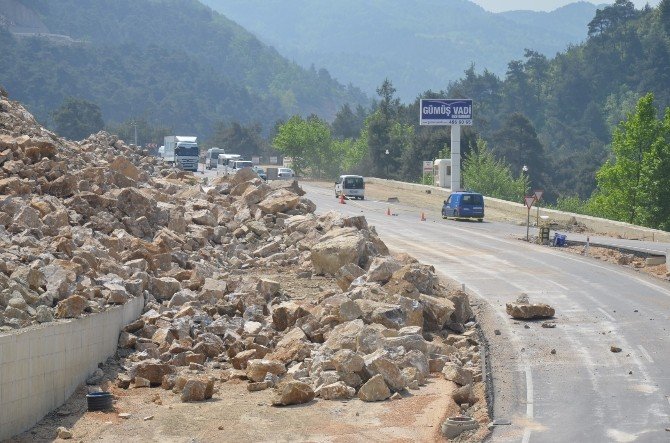 Dağ Yolunda Heyelanla Baş Edilemeyince Tünel Yapılacak