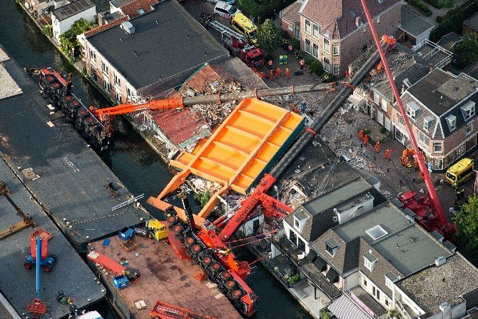 Hollanda’da İki Vinç Binaların Üzerine Devrildi: 20 Yaralı